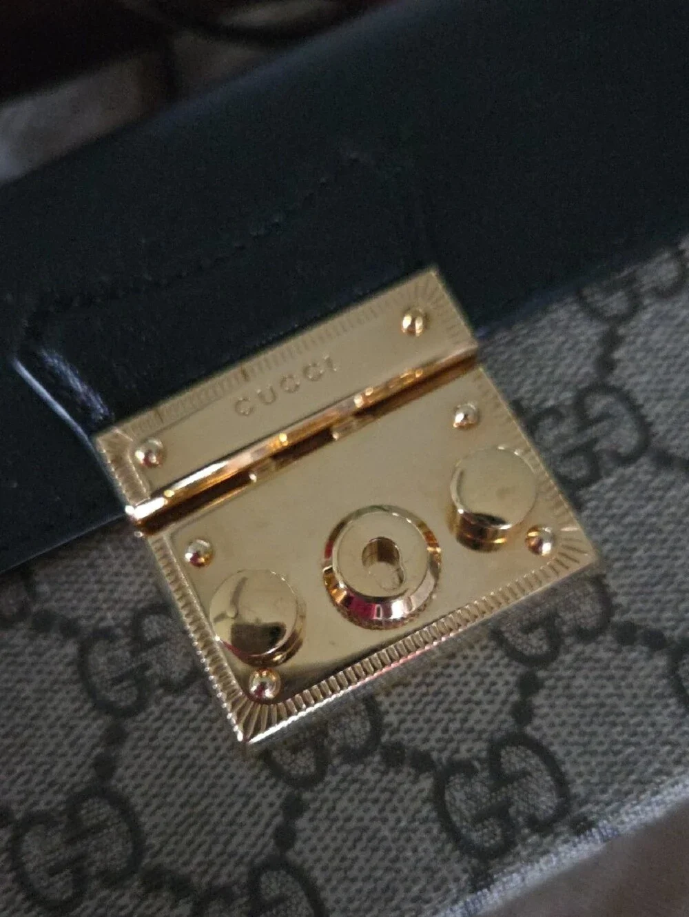 Gucci satchel signature